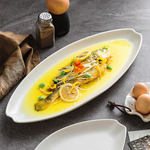 Piatto da portata di lusso <span class=keywords><strong>in</strong></span> porcellana bianca opaca testurizzata a forma di <span class=keywords><strong>barca</strong></span> lunga, per pesce intero o frutti di mare, ovale irregolare, raffinato - Product Image 2