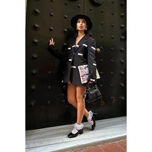 Blazer Negro para Mujer con Detalle de Etiqueta, Estilo de Abrigo Moderno - Product Image 6