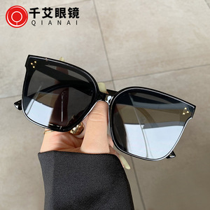 Lunettes de soleil Qianai unisexes, monture carrée, verres PC noirs brillants, protection UV 100 % pour le soleil, les voyages et la conduite - Product Image 1