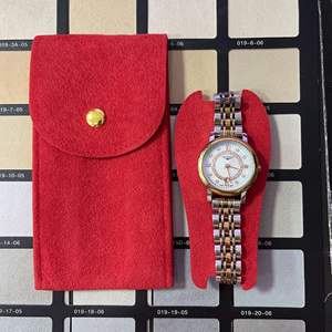 Sacs à montres en velours imprimés avec logo personnalisé, vente chaude, anti-poussière, emballage cadeau pour bijoux, pochette en daim avec bouton, insert élégant - Product Image 4