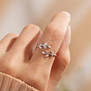 Anello Aperto Regolabile Ispirato alle Foglie per Donne, Gioiello da Dito Fresco e Minimalista alla Moda - Product Image 2