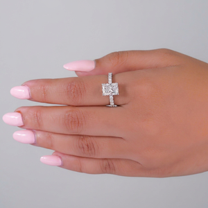 Anillo de compromiso con halo de diamantes pavé de corte radiante, certificado IGI, clásico, solitario delgado con banda lateral, para damas elegantes - Product Image 1