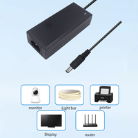 Grande quantité d'adaptateur d'alimentation 24V 3A 72W en stock avec une prise triangulaire à trois broches.