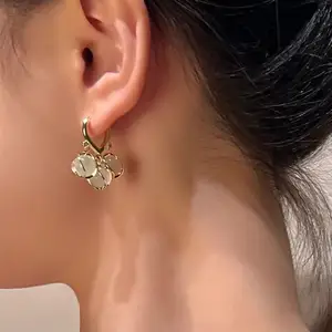 Fashion light luxury Round pearl cat-eye ear buckle Lily of the valley orecchini con nappe ins smart temperament orecchini