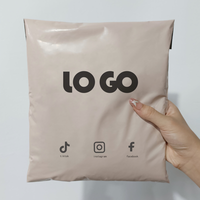 Enveloppes en polyéthylène autocollantes imprimées sur mesure, sacs d'expédition en plastique multicolores imperméables pour l'emballage de vente au détail en e-commerce