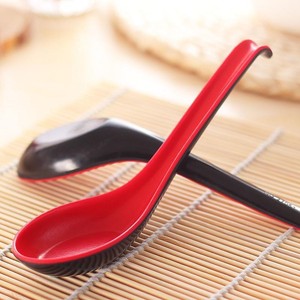 Cucharas de melamina para restaurante, cucharas con gancho rojas y negras, cucharas para sopa de mango largo, cucharas de ramen de plástico imitación porcelana - Product Image 1