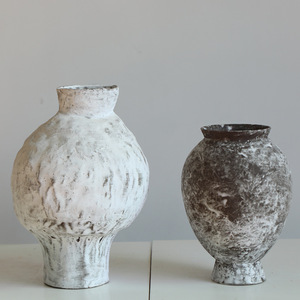 Ensemble de vases en céramique vintage rétro, délabés et rustiques, avec motif floral pour la décoration de la maison - Product Image 1