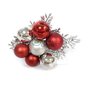 beliebte weihnachtskugeln, künstliche blumen, funkeln mit metallfarbe