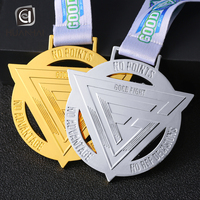 Médaille de combat en métal 3D personnalisée avec logo découpé en forme de triangle, médaille de défi avec ruban