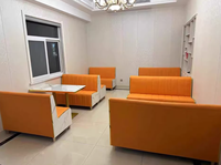 Banc de rangement capitonné orange ambré avec assise relevable et panneau latéral à motif marbré pour restaurant moderne, canapé, café, salle à manger