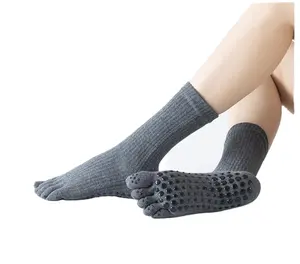 OEM Vente en gros Chaussettes de yoga Pilates grises en silicone, antidérapantes, en coton peigné souple, antidérapantes, à 5 orteils, pour hommes et femmes.