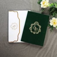 Porte-cartes d'invitation de Noël en carton rigide vert foncé avec bordure dorée, monogramme, enveloppe assortie, artisanat papier