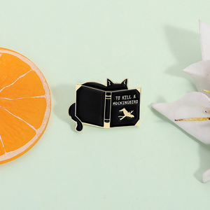 Untuk membunuh burung mokasik terinspirasi Pin Enamel hitam buku kucing bros tema Lapel lencana hewan perhiasan hadiah grosir - Product Image 2
