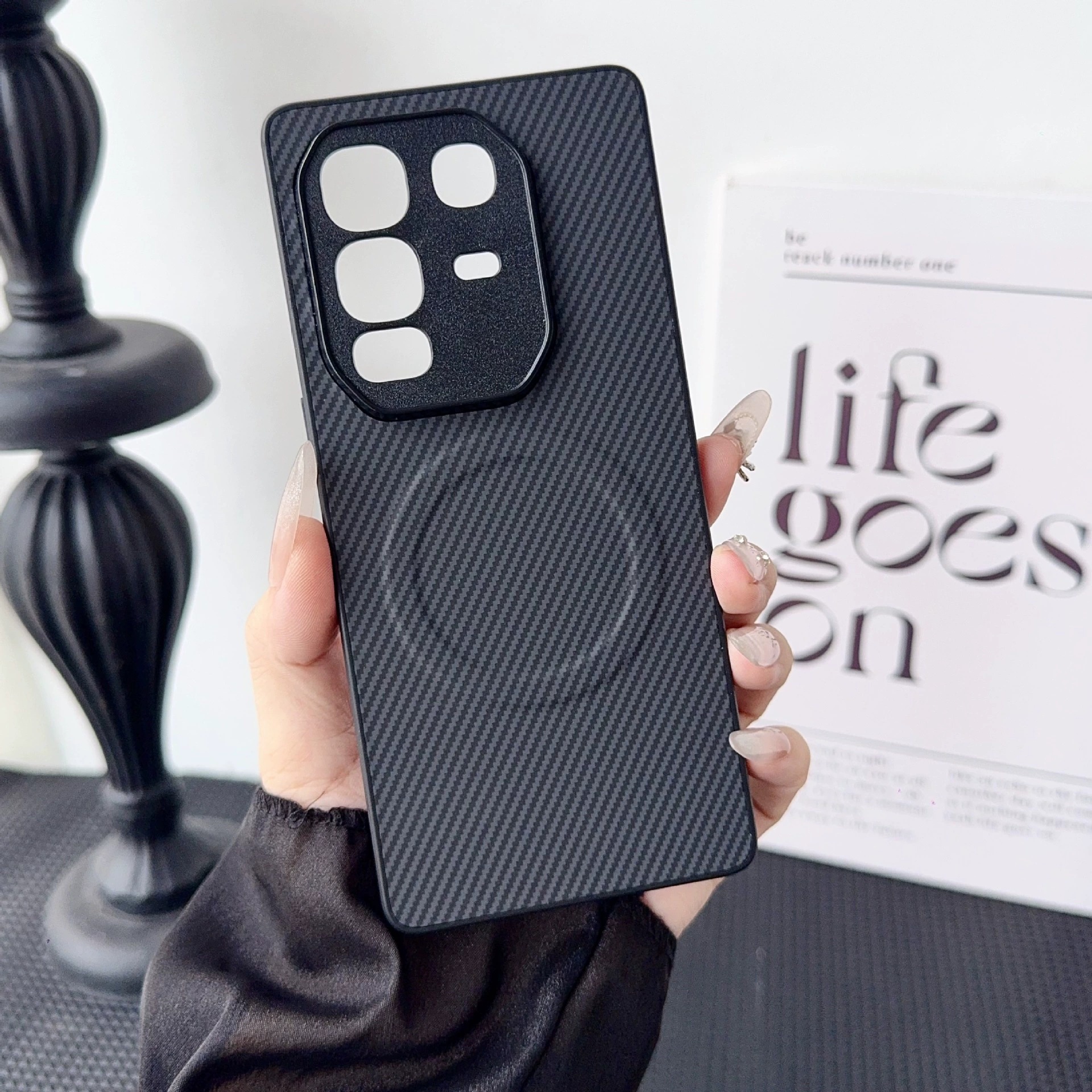 Fibra di carbonio nera con texture magnetica effetto pelle