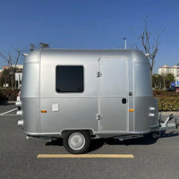 Camping-car moderne et élégant en aluminium de qualité aéronautique gris argenté, petite caravane de voyage préfabriquée avec salle de bain à induction