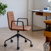 Chaise de bureau exécutive en cuir de style moderne du milieu du siècle, avec base en alliage d'aluminium et pivotant à hauteur réglable pour le bureau à domicile