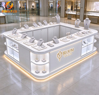Vitrine de présentation de bijoux blanche incurvée moderne, éclairage ambiant LED avec armoires de rangement pour la décoration de bijouterie