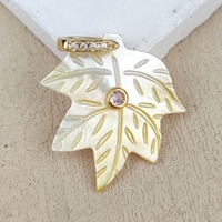 Nouveau Pendentif Feuilles d'Érable Tendance en Coquillage Jaune Naturel Plaqué Or avec Fermoir et Zircons Cubiques pour Bijoux et Accessoires Faits Main