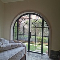 Puerta Arqueada Francesa Personalizada con Marco de Acero Laminado en Caliente, Diseño Aislante, Impermeable y con Reducción de Ruido para Villas y Edificios de Oficinas