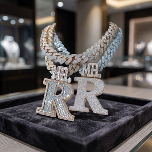 Colgante de Plata de Ley 925 Personalizado de KIVORA con Letra y Moissanita, Corte Brillante Redondo VVS - Product Image 2