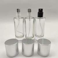 Vente en gros de flacons de parfum en verre de 30 ml avec couvercle rond en plastique UV coloré et pulvérisateur à pompe, vides et rechargeables
