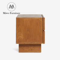 Table de chevet moderne du milieu du siècle en bois massif avec base cannelée, tiroir modulaire et rangement pour chambre à coucher et mobilier de maison