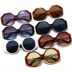 Lunettes de soleil rondes surdimensionnées vintage tendance avec logo personnalisé, protection UV400, monture métallique polygonale pour femmes - Product Image 3