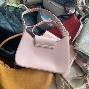 Fardos de Bolsos de <span class=keywords><strong>Segunda</strong></span> <span class=keywords><strong>Mano</strong></span> Usados al por Mayor de Marcas de Lujo y Diseñador para Dama y Mujer de Cuero Vintage Bolsos de Hombro y Tote de Alta Calidad del Reino Unido - Product Image 2