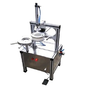 Petite machine manuelle d'emballage et de scellage de cellophane plissé pour gâteaux de thé ronds, idéale pour les magasins de produits divers et l'emballage de savons d'hôtel - Product Image 1