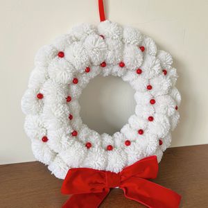 Guirlandes de Noël modernes faites à la main avec des pompons rouges en forme de baies, décorations et supports pour portes extérieures - Product Image 3