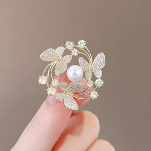 Nueva moda Metal elegante mariposa perla diamante insignia Pin broche ropa de mujer broches decorativos - Product Image 1