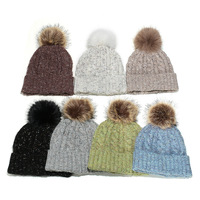 Bonnet d'hiver décontracté en jacquard de laine mélangée avec fausse fourrure tressée et bouton, idéal pour les voyages en extérieur, collection Automne/Hiver 2026 pour femme
