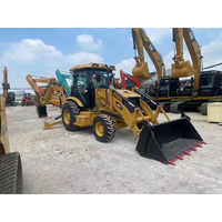 Chargeuse-pelleteuse CAT 420F 4x4, excavatrice hydraulique avec godet de chargement frontal et accessoire de terrassement arrière