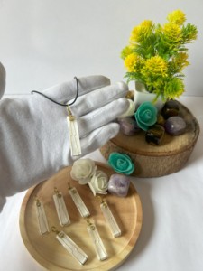 Collar con colgante de energía de cristal natural al por mayor, alambre de selenita blanca envuelto, estilo amor animal, joyería espiritual, vibraciones positivas - Product Image 2