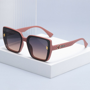 แว่นกันแดดผู้หญิงกรอบใหญ่ทรงสี่เหลี่ยม UV400 เลนส์พีซีแฟชั่นกันแดด - Product Image 1