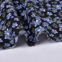 Tissu sergé brossé 100% polyester 205 GSM 150 CM Noir avec imprimé numérique floral bleu, chaud et doux, pour manteaux d'automne et d'hiver pour filles