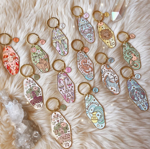 Llavero de esmalte al por mayor con los 12 signos del zodíaco, dijes de joyería y colgantes decorativos de horóscopo y astrología - Product Image 1