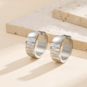 Pendientes de Aro Anchos Modernos, Rodio, Chapado en Oro de 18K, Acero Inoxidable 304, Incrustaciones Blancas Geométricas, Regalo Minimalista de Lujo - Product Image 5