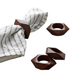 Anneau de serviette en bois rustique pour la décoration de réceptions de mariage, dîners, hôtels, restaurants, salles à manger et occasions spéciales - Product Image 1
