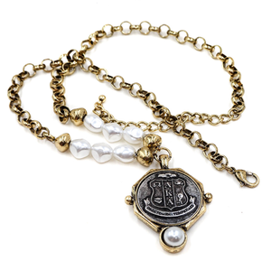 Collana con Pendente a Scudo dell'Alfa Sorority in Lega di Zinco Dorata Anticata con Perle Imitate e Catena - Regalo per Fidanzamento - Product Image 3