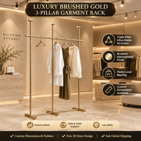 Porte-vêtements de luxe à 3 piliers en or brossé, support de présentation de vêtements à charge lourde pour boutique de prêt-à-porter, dimensions personnalisées, directement de l'usine