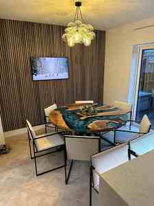 Table de salle à manger en bois de résine époxyde de conception moderne luxueuse Table ronde faite sur commande pour des collections de meubles de maison ou d'hôtel en vente - Product Image 2