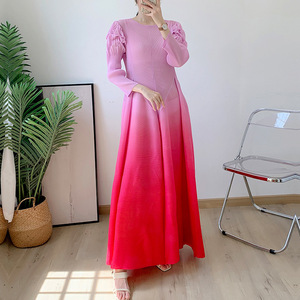 <span class=keywords><strong>Robe</strong></span> <span class=keywords><strong>longue</strong></span> élégante Miyake pour <span class=keywords><strong>femme</strong></span>, dégradé de couleurs, grande taille, style simple, collection printemps, vente en gros usine - Product Image 4