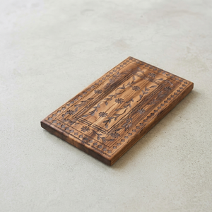 Planche à découper rectangulaire en bois faite à la main avec gravure florale et surface antidérapante - Product Image 1
