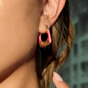 Boucles d'oreilles créoles en acier inoxydable, revêtement rose, design géométrique en forme de U, bijoux tendance - Product Image 2