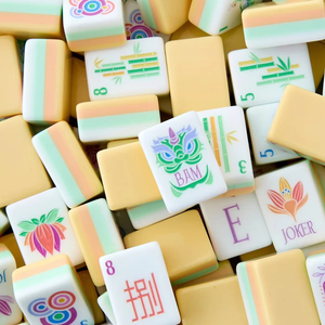 Juego de Mahjong Americano Portátil de Lujo con 160 Fichas Acrílicas de 4 Capas, Diseño Moderno Grabado con Láser - Product Image 1