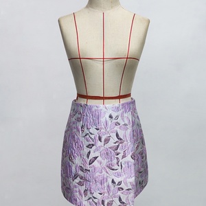 Mini-jupe en tissu jacquard gaufré de couleur unie, simple et tendance, de haute qualité, personnalisable en gros (OEM) - Product Image 3