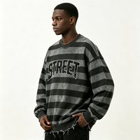 T-shirt col rond noir et gris à rayures, imprimé lettres Kornit DTG STREET, délavage minéral, ourlet brut effiloché, coupe ample, style streetwear