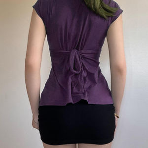 Camiseta de Manga Corta con Parches y Logotipo Personalizado, Cuello en V, Color Sólido, Detalle de Lazo Tejido, Sexy, Favorecedora, Transpirable y Anti-UV - Product Image 6