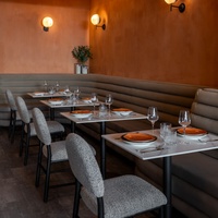 UPTOP - Table et chaise de restaurant d'hôtel haut de gamme personnalisées, banquette en cuir pour steakhouse